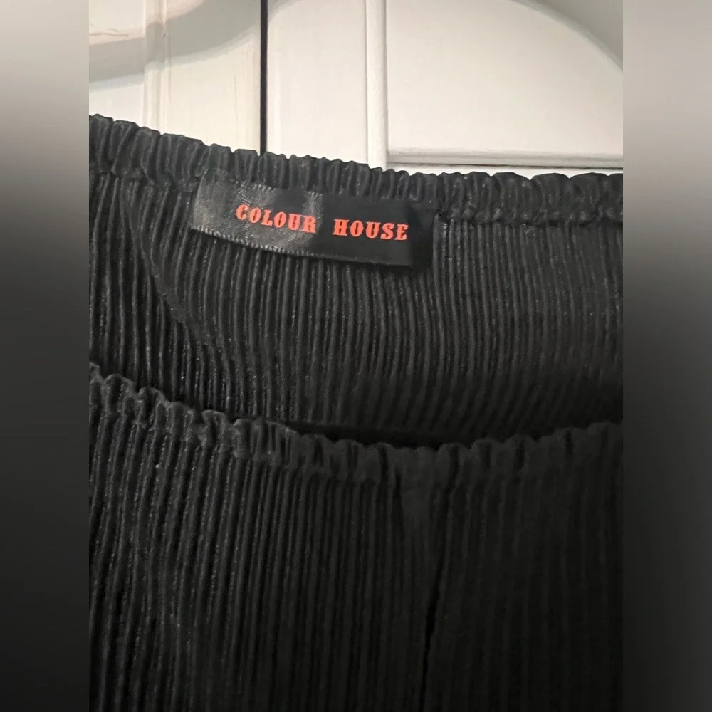 Plisse black top - Picture 2 of 3